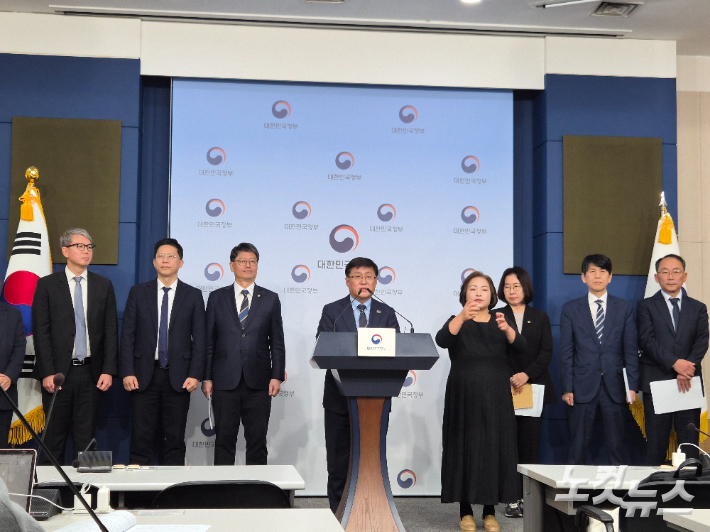 김성환 기후에너지환경부 장관(가운데)이 10일 정부서울청사에서 브리핑을 열고 2035 NDC(국가온실가스감축계획) 등 안건의 탄소중립녹색서장위원회 심의 결과를 발표하고 있다. 최서윤 기자 