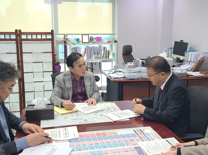 김종양 의원실을 방문한 장금용 창원시장 권한대행. 창원시 제공 