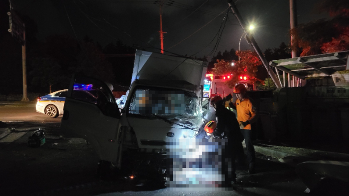 10일 오전 2시 9분쯤 제주시 오라2동 한 도로에서 쿠팡 협력업체 소속 30대 택배기사가 전신주를 들이받아 소방이 구조에 나서는 상황. 제주소방안전본부 제공