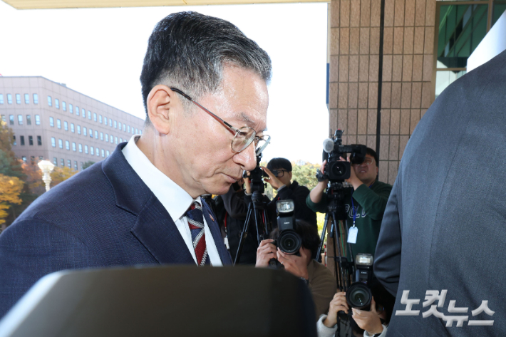 정성호 법무부 장관이 10일 오전 경기 정부과천청사 법무부로 출근하며 최근 검찰이 대장동 개발비리 의혹 사건에 대한 항소를 포기한 것과 관련해 입장을 밝힌 후 청사로 들어가고 있다. 과천=류영주 기자