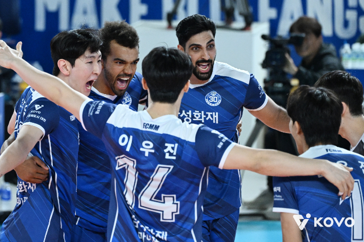 지난 8일 KB손해보험과 홈 경기에서 승리한 삼성화재 선수들. KOVO 