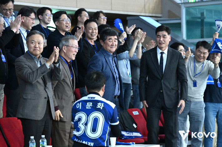 창단 30주년 기념 홈 경기에 삼성화재 임도헌 단장(오른쪽부터), 신치용 전 감독 등이 선수들을 응원하는 모습. KOVO 