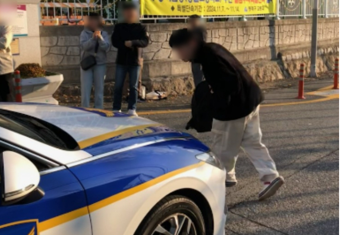 지난해 치러진 2025학년도 대학수학능력시험일 부산에서 교통 체증으로 지각 위기에 처한 수능 응시생이 경찰 도움으로 무사히 고사장에 도착했다. 부산경찰청 제공