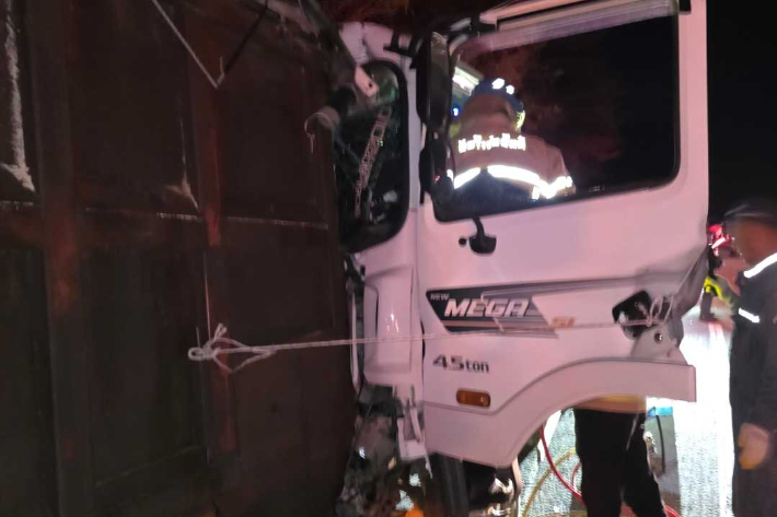 지난 10일 오후 6시 3분쯤 강원 정선군 신동읍 마차재 졸음쉼터 인근 도로에서 4.5톤 화물차가 9.5톤 화물차를 들이받았다. 강원소방본부 제공