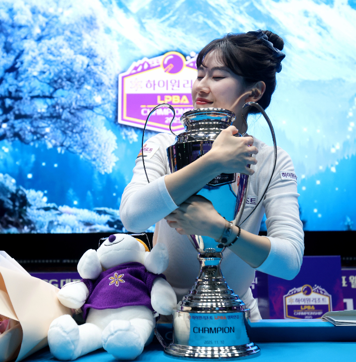 5시즌 만에 우승컵을 안고 기뻐하는 이미래. PBA 