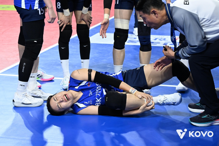 오른쪽 발목을 다쳐 통증을 호소하는 김하경. 한국배구연맹 제공