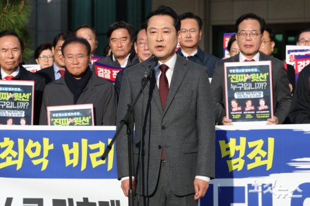 국민의힘 장동혁 대표와 송언석 원내대표를 비롯한 의원들이 11일 오전 서울 서초구 대검찰청 앞에서 검찰의 대장동 개발 비리사건 항소 포기와 관련해 규탄대회를 열고 노만석 검찰총장 대행의 사퇴를 촉구하고 하고 있다.