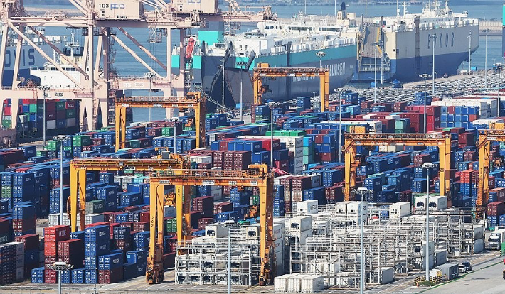 경기도 평택항에 컨테이너가 쌓여있는 모습. 연합뉴스