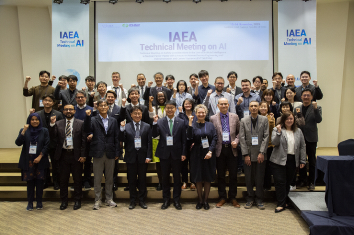 '인공지능 원전 도입'을 주제로 열린 국제원자력기구(IAEA) 회의 참석자들이 기념촬영을 하고 있다. 한수원 제공