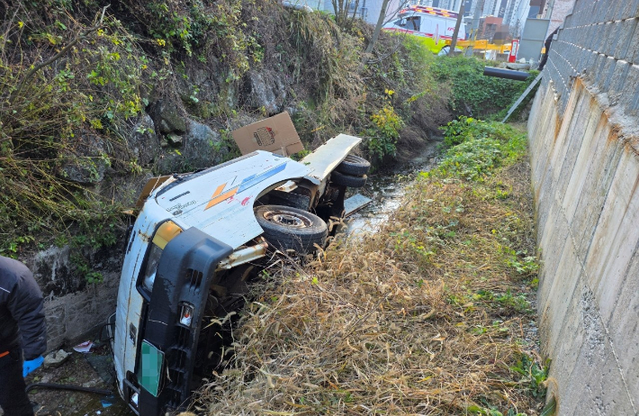 6m 개울 아래로 추락한 트럭. 대전소방본부 제공