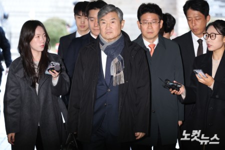 불법계엄을 사전에 인지하고도 국회에 보고하지 않은 혐의 등을 받는 조태용 전 국정원장이 11일 오전 서울 서초구 서울중앙지방법원에서 열린 영장실질심사에 출석하고 있다.