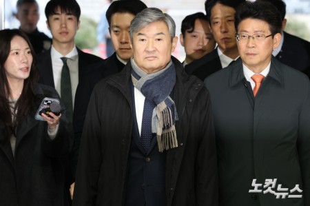 불법계엄을 사전에 인지하고도 국회에 보고하지 않은 혐의 등을 받는 조태용 전 국정원장이 11일 오전 서울 서초구 서울중앙지방법원에서 열린 영장실질심사에 출석하고 있다.