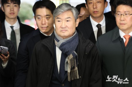 불법계엄을 사전에 인지하고도 국회에 보고하지 않은 혐의 등을 받는 조태용 전 국정원장이 11일 오전 서울 서초구 서울중앙지방법원에서 열린 영장실질심사에 출석하고 있다.