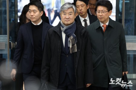 불법계엄을 사전에 인지하고도 국회에 보고하지 않은 혐의 등을 받는 조태용 전 국정원장이 11일 오전 서울 서초구 서울중앙지방법원에서 열린 영장실질심사에 출석하고 있다.