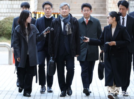 불법계엄을 사전에 인지하고도 국회에 보고하지 않은 혐의 등을 받는 조태용 전 국정원장이 11일 오전 서울 서초구 서울중앙지방법원에서 열린 영장실질심사에 출석하고 있다.