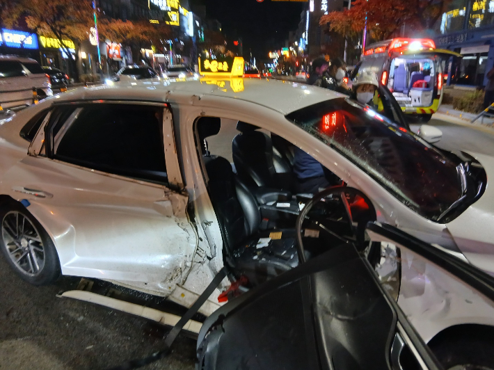 사고가 난 택시 차량. 전북소방본부 제공