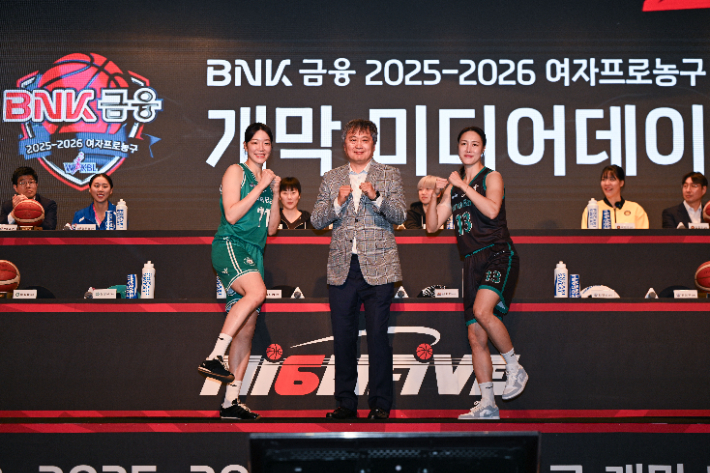 하나은행 이상범 감독과 김정은(오른쪽), 양인영. WKBL 제공