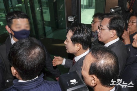 장동혁 국민의힘 대표와 송언석 원내대표를 비롯한 주요 당직자들이 11일 서울 서초구 대검찰청 본관 정문 앞에서 대검찰청 긴급 현장 규탄대회를 마친 뒤 청사로 진입하자 검찰 관계자에게 가로막히고 있다.