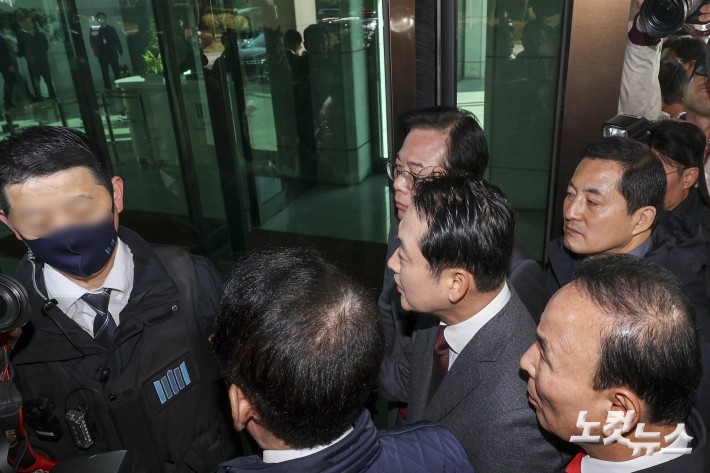 장동혁 국민의힘 대표와 송언석 원내대표를 비롯한 주요 당직자들이 11일 서울 서초구 대검찰청 본관 정문 앞에서 대검찰청 긴급 현장 규탄대회를 마친 뒤 청사로 진입하자 검찰 관계자에게 가로막히고 있다.