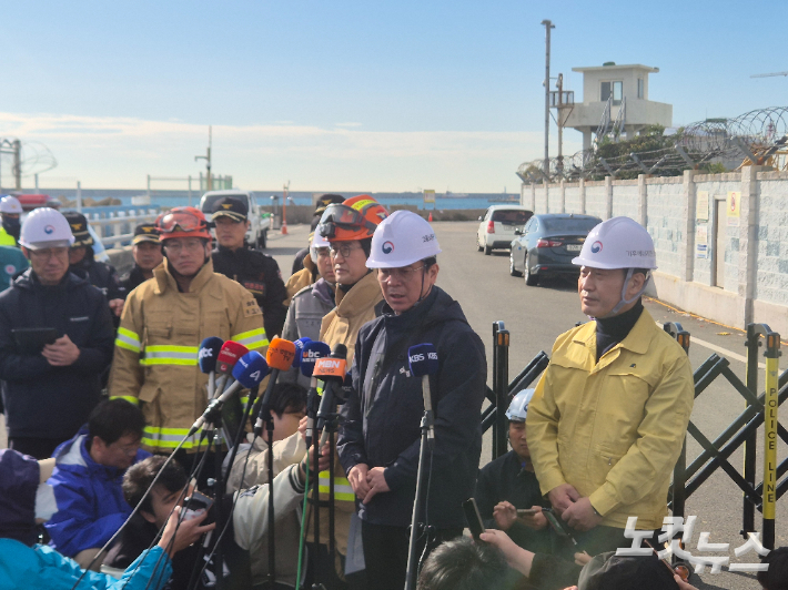 김영훈 고용노동부 장관이 11일 울산화력발전소 붕괴현장에서 브리핑을 갖고 보일러 타워 발파 계획에 대해 설명하고 있다. 이상록 기자