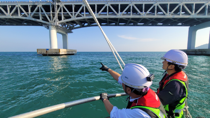 부산시설공단 교량처 직원들이 광안대교 시설물 점검을 하고 있다. 부산시설공단 제공