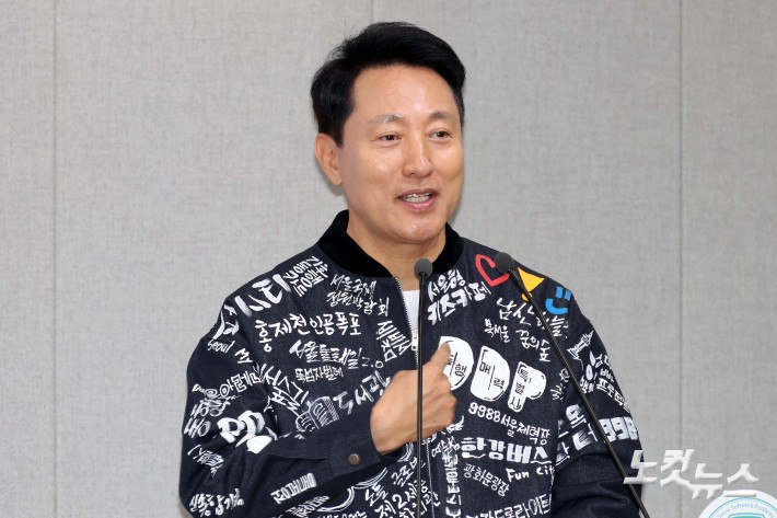 서울시 정책 점퍼 설명하는 오세훈 서울시장