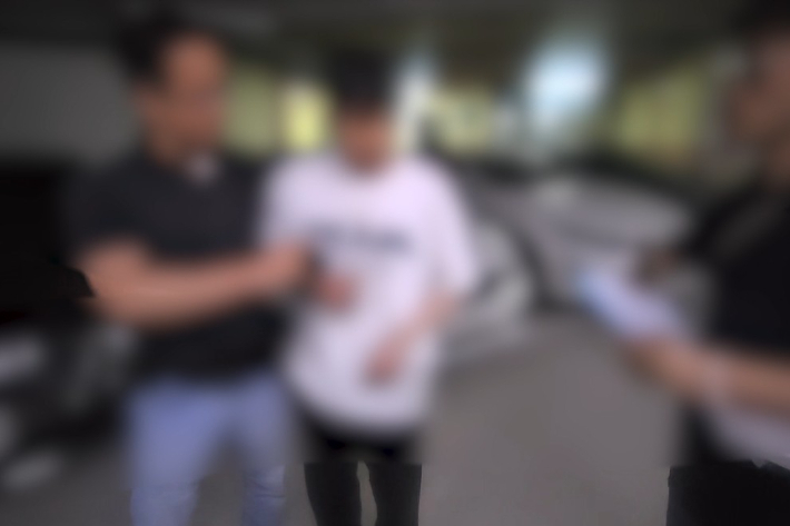 500여 명을 상대로 최대 7만 3%의 고금리 대출업을 한 불법 대부업체 검거 모습. 경기남부경찰청 제공