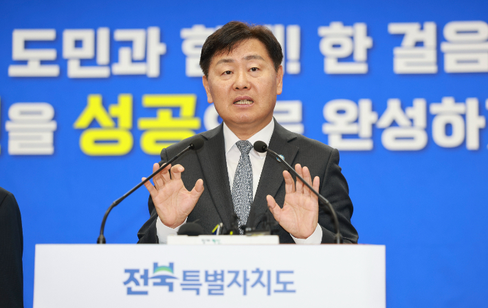 11일 오전 전북도청 브리핑룸에서 김관영 도지사가 2026년 전북도 예산안을 브리핑 하고 있다. 전북도 제공