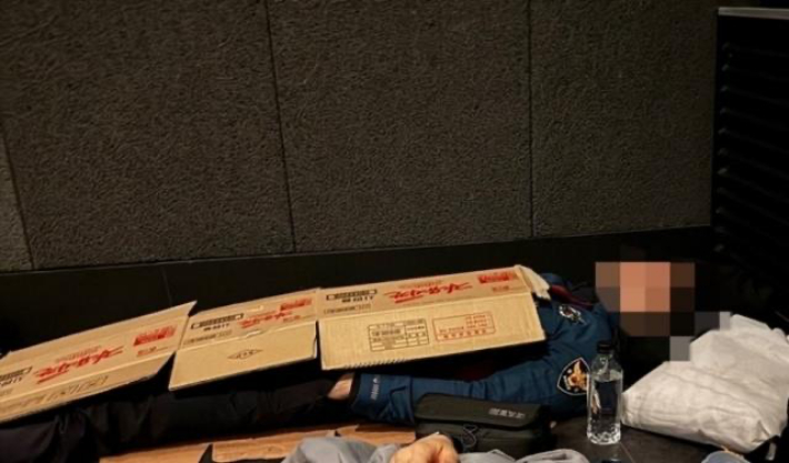 박스를 이불삼아 쪽잠 자는 경찰관의 모습. 전국경찰직장협의회