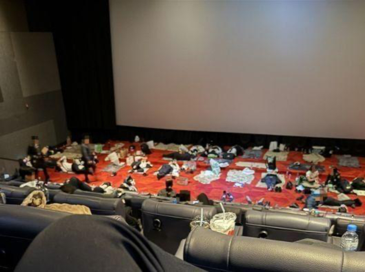 영화관 스크린 앞에 모포를 깔고 단체로 잠을 청하는 경찰관들. 전국경찰직장협의회