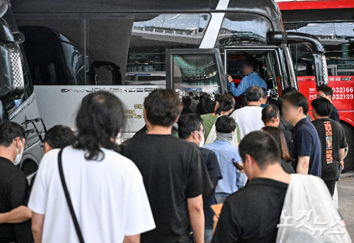 미국 이민당국에 의해 조지아주에 구금됐다 풀려난 한국인 근로자들. 황진환 기자