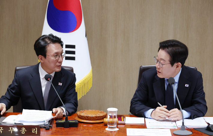 이재명 대통령(오른쪽)과 김민석 국무총리가 11일 용산 대통령실에서 열린 국무회의에서 회의 공개 범위에 대해 조율하고 있다. 연합뉴스