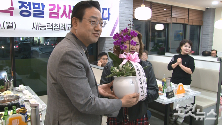 강릉 성덕동 통장협의회(김채원 회장)가 새능력침례교회 김용철 목사에게 감사의 선물을 전했다. 최진성 아나운서