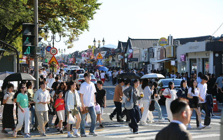 지난 추석연휴 기간 황리단길을 찾은 관광객들. 경주시 제공