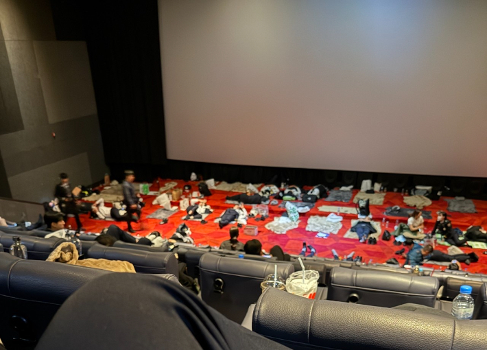 영화관에서 대기하는 APEC 동원 경찰관들. 전국경찰직장협의회 제공