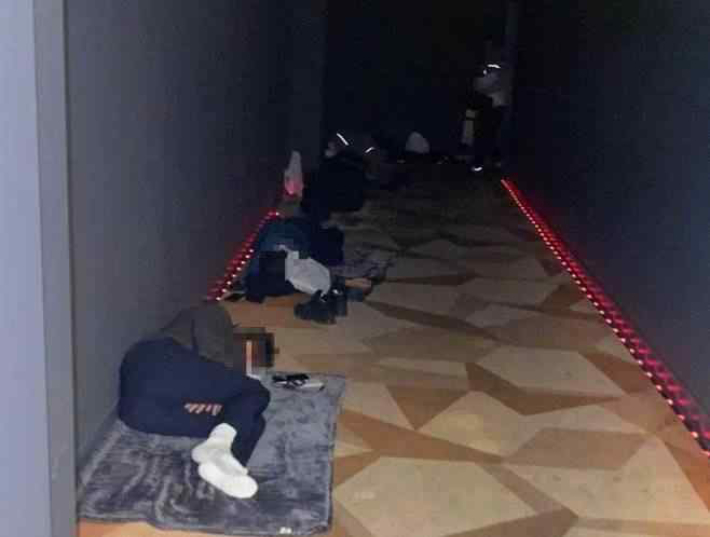 영화관 복도에 누워있는 경찰관들. 전국경찰직장협의회 제공