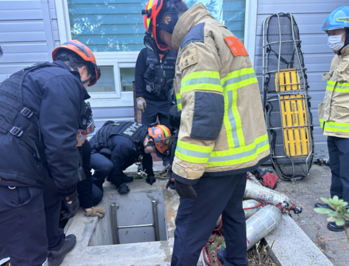 소방당국이 페인트 작업을 하다 질식 증상을 보인 작업자들을 구조하고 있다. 천안동남소방서 제공