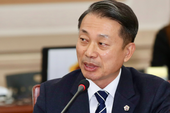 전라남도의회 교육위원회 이재태 의원(더불어민주당·나주 3)은 10일, 2025년 전라남도교육지원청 행정사무  감사에서 통폐합 지원금을 교육 아닌 '해외 여행'에 쓰는 실태를 질타했다. 전남도의회 제공