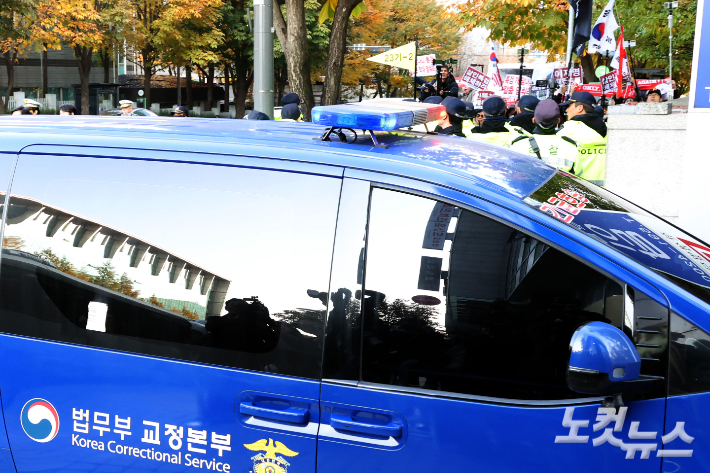 윤석열 전 대통령이 탑승한 호송차가 11일 오전 서울 서초구 순직해병 특별검사팀 사무실 지하주차장으로 들어서고 있다. 황진환 기자