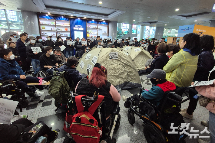전북 지역 장애인 단체가 지난 10월 29일 오전부터 이틀 동안 전북도청 1층에서 텐트를 펴고 천막 농성을 열었다. 송승민 기자