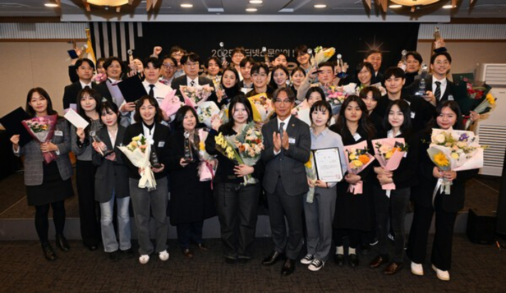 지난 10일 서울 광화문 한국프레스센터에서 열린 '2025 인터넷신문 언론윤리대상' 시상식에서 기자 부문 수상자들이 단체사진 촬영을 하고 있다. 한국인터넷신문협회 제공