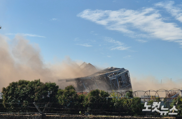 울산화력발전소 보일러 타워 붕괴 사고 엿새째인 11일 낮 12시 보일러 타워 4·6호기에 대한 발파작업이 진행됐다. 이상록 기자
