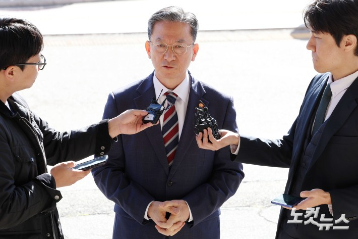 정성호 법무부 장관이 지난 10일 오전 경기 정부과천청사 법무부로 출근하며 최근 검찰이 대장동 개발비리 의혹 사건에 대한 항소를 포기한 것과 관련해 입장을 밝히고 있다. 류영주 기자