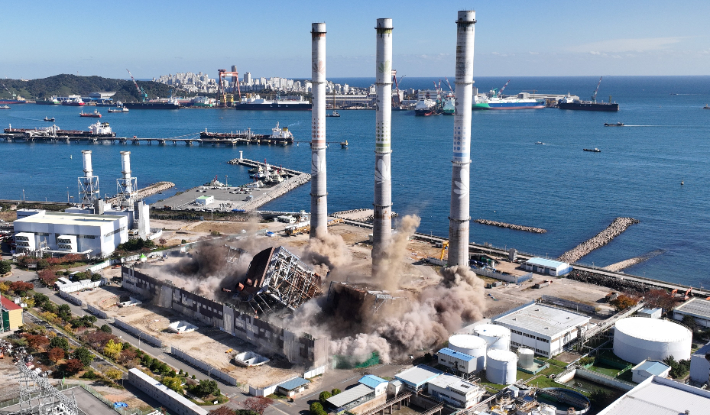 울산화력발전소 보일러 타워 붕괴 사고 엿새째인 11일 오전 발전소 보일러타워 4호기 6호기가 발파 해체 되고 있다. 연합뉴스