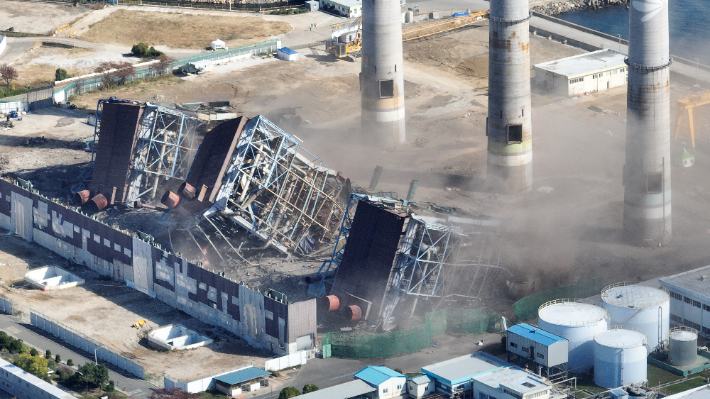 울산화력발전소 보일러 타워 붕괴 사고 엿새째인 11일 오전 발전소 보일러타워 4호기 6호기가 발파 해체 되고 있다. 연합뉴스