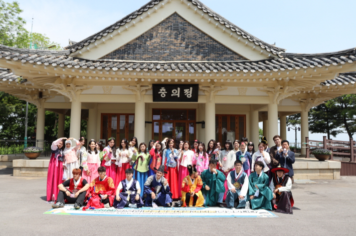 '2023 행주산성 런케이션'에 참여한 한국항공대 외국인 유학생 기념촬영. 고양시 제공