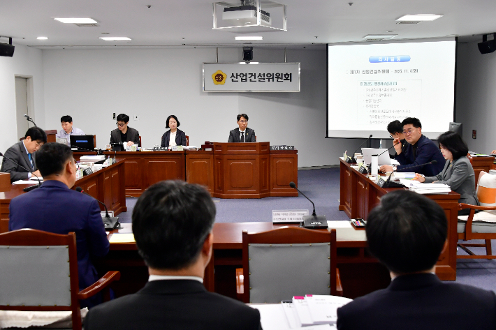 광주시의회 산업건설위원회. 광주광역시의회 제공