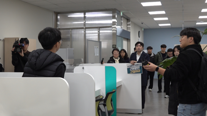 고용노동부 전주지청 광역중대재해수사과를 방문해 항의 중인 박영민 노무사와 고 강태완 씨 어머니 엥크자르갈 씨. 김현주 크리에이터