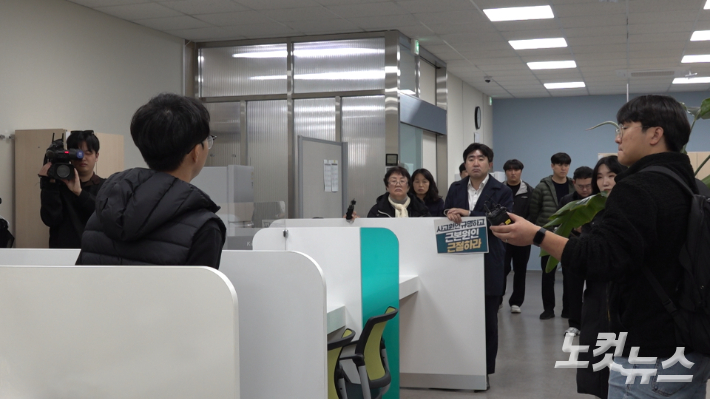 고용노동부 전주지청 광역중대재해수사과를 방문해 항의 중인 박영민 노무사와 고 강태완 씨 어머니 엥크자르갈 씨. 김현주 크리에이터