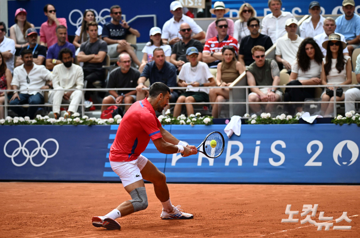 2024파리올림픽 남자 테니스 단식 결승에서 조코비치가 백핸드 리턴을 하는 모습. 2024.8.4 파리=올림픽사진공동취재단/HC 황진환 기자